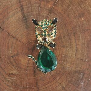 1960s Alice CavinessGold-Tone Green Crystal Cat Brooch - Women's Fashion Jewelry